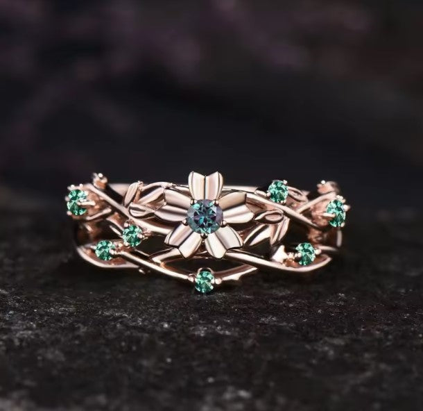Vintage Exquisite Green Stone Ring
