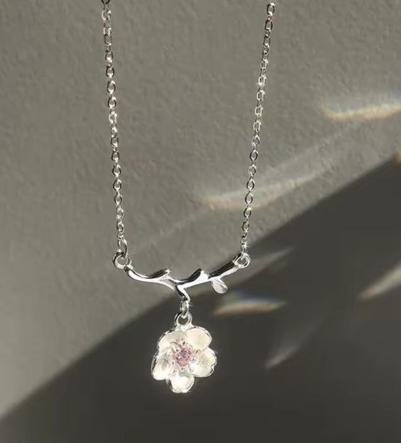 Shiny Flower Silver Necklace