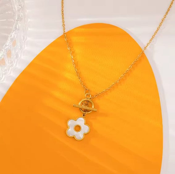 Vintage White Flower Pendant Necklace