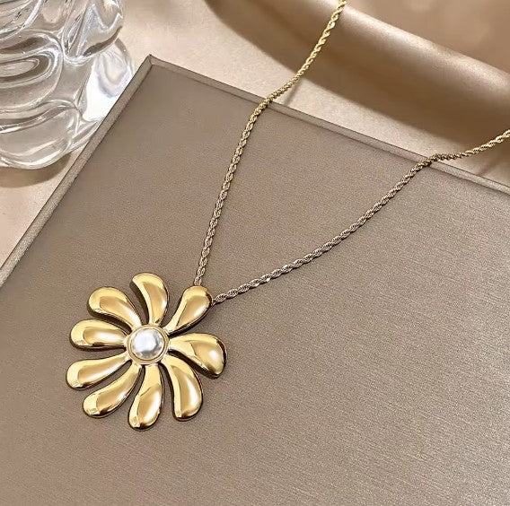 Fashion Chic Golden Petal Flower Necklace