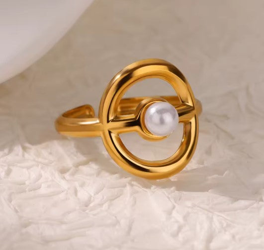 Classic Pearl Gold Ring