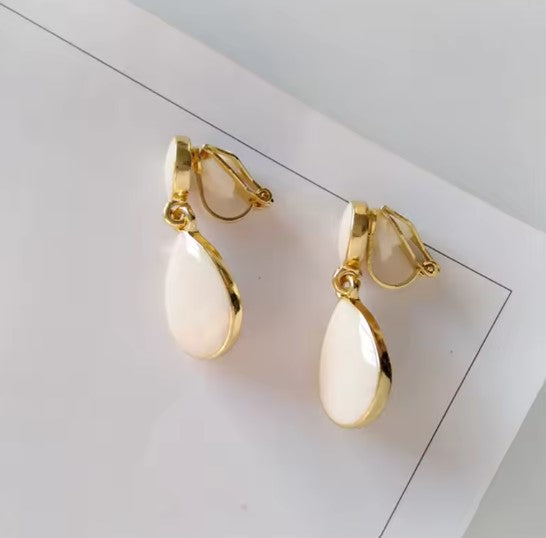 Vintage Temperament White Earrings