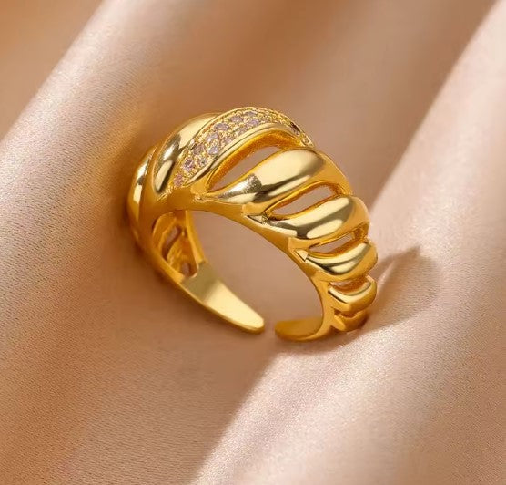 Vintage Zircon Croissant Gold Ring