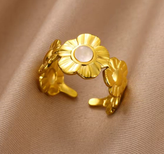 Vintage Flower White Stone Gold Ring