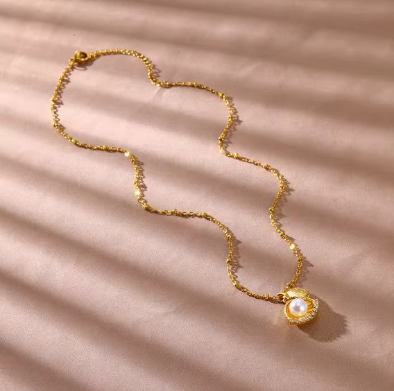 Vintage Zircon Pendant Shell Pearl Necklace