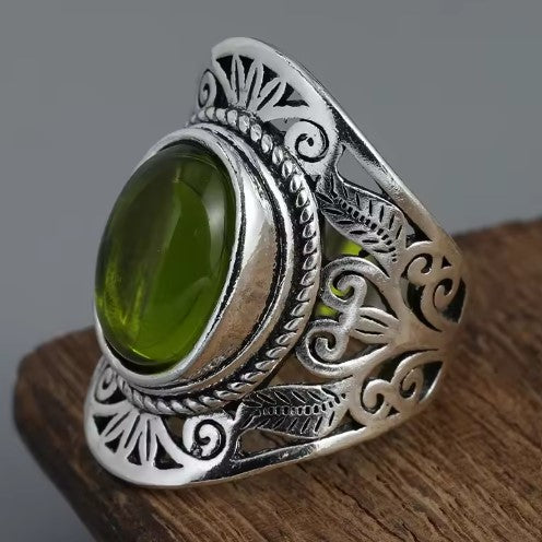 Vintage Exquisite Green Stone Silver Ring