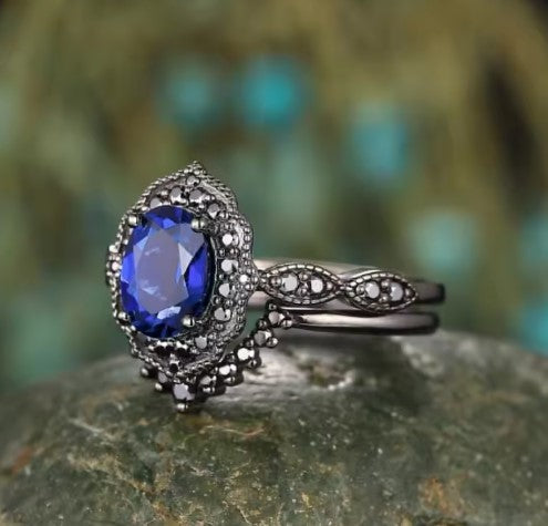 Vintage Round Inlaid Black Stones Ring