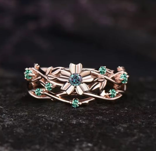 Vintage Exquisite Green Stone Ring