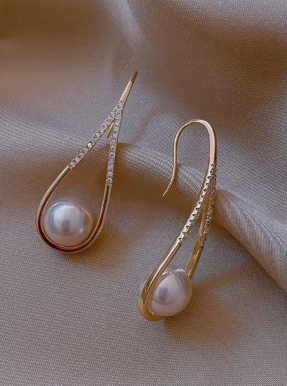 Exquisite Pearl Dangle Earrings