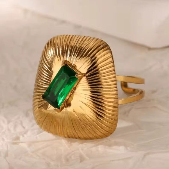 Vintage Green Stone Gold Ring
