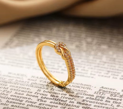 Exquisite Zircon Knot Gold Ring
