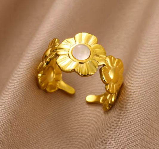 Vintage Flower White Stone Gold Ring