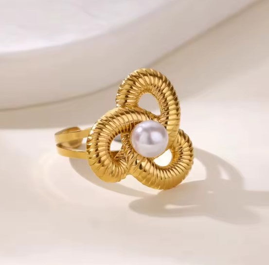 Twist Flower Pearl Gold Ring