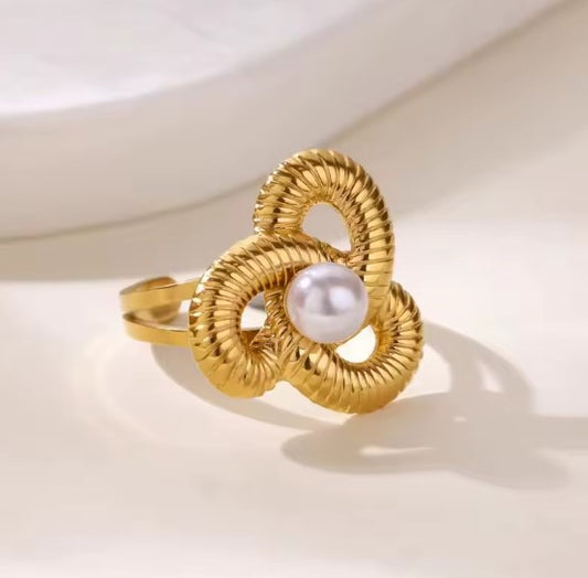 Twist Flower Pearl Gold Ring