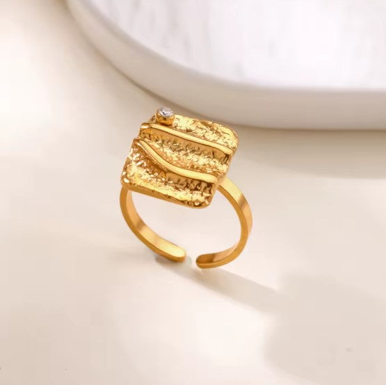 Exquisite Small White Zircon Gold Ring