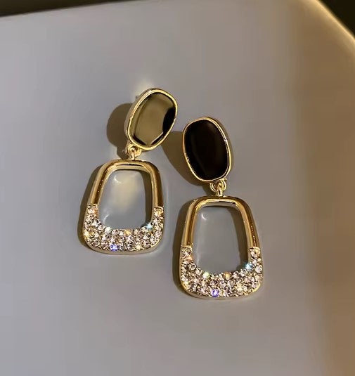 Retro Elegant Dangle Earrings