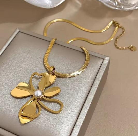 Trendy Hollow Flower Pearl Gold Necklace